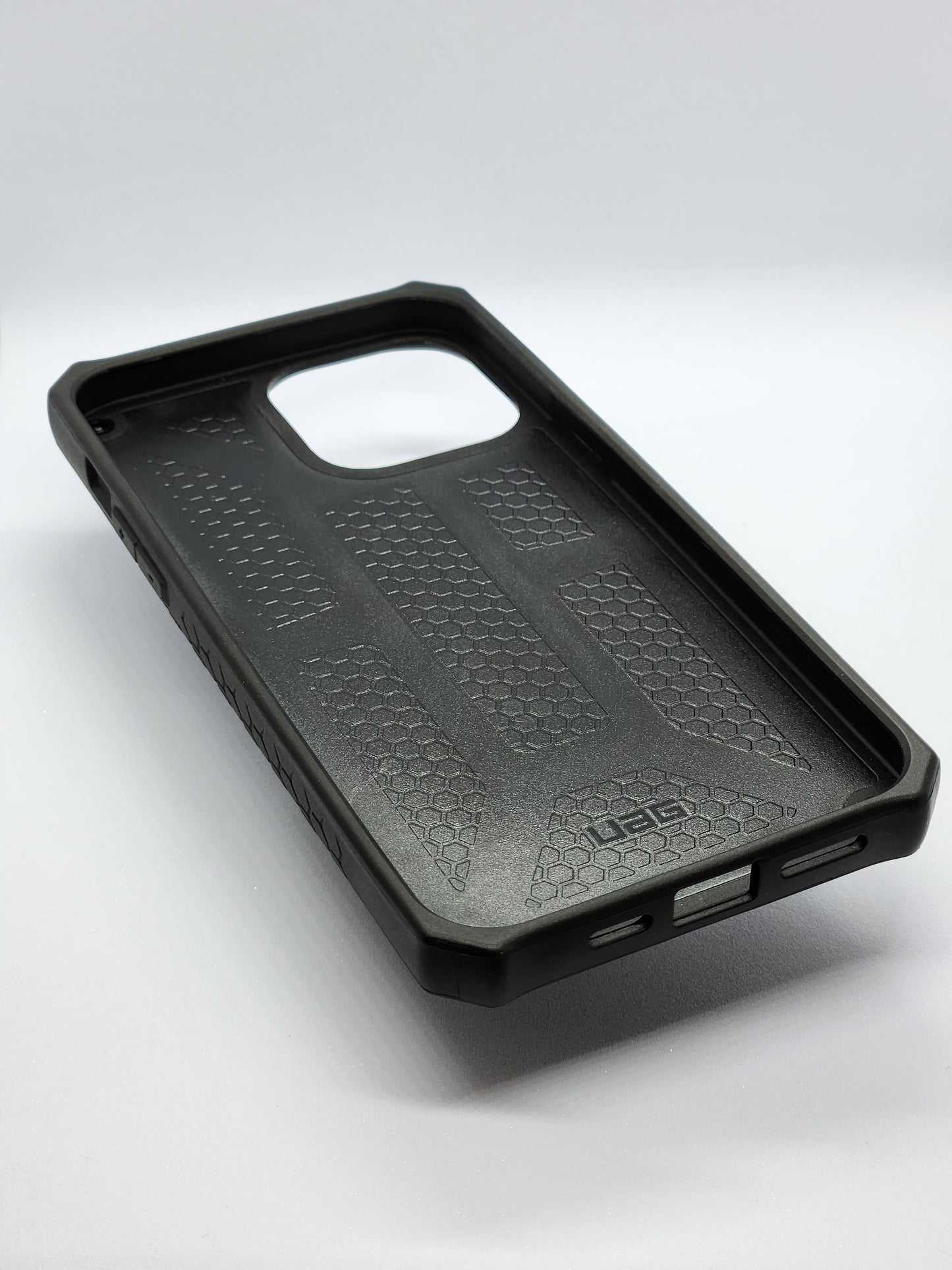 UAG MONARCH SERIES FOR IPHONES